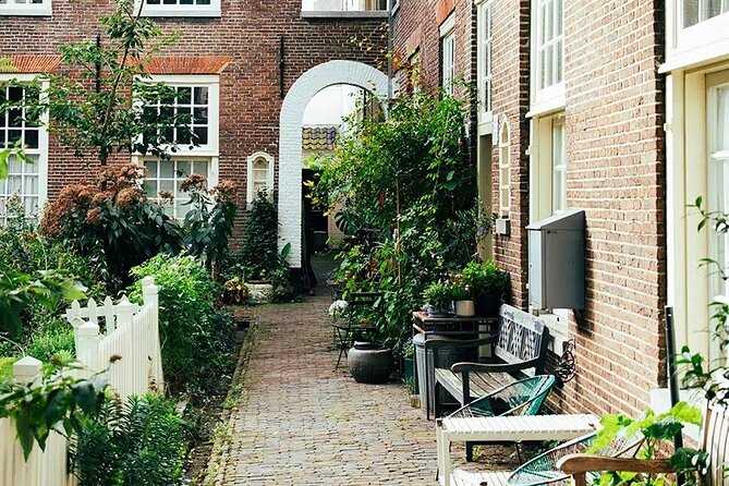 Amsterdam High-End Dutch Food & History Tour - Up to 8 guests - Cheese, sausages, and the speakeasy wine pairing