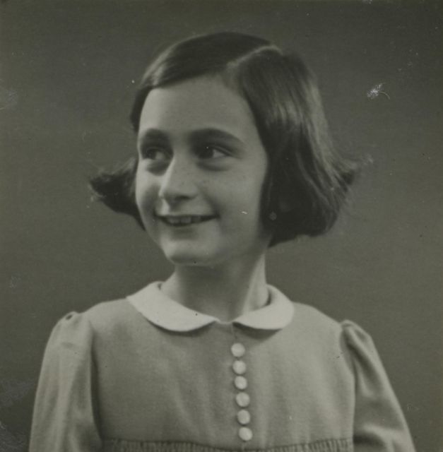 Amsterdam: Private Anne Frank and Jewish History Tour - Walking the Jewish Quarter: safe haven to persecution, step by step