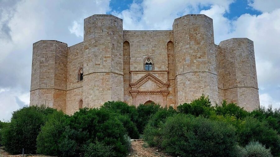 Andria: Castel del Monte Private Historical Tour - Meeting at bus and car parking, then shuttle up to the hilltop