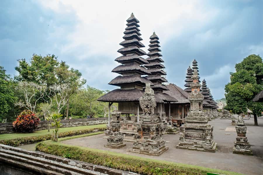 Bali: Tanah Lot UNESCO World Heritage Sites Full-Day Tour - Stop 2: Ulun Danu Bratan on the Edge of Lake Bratan