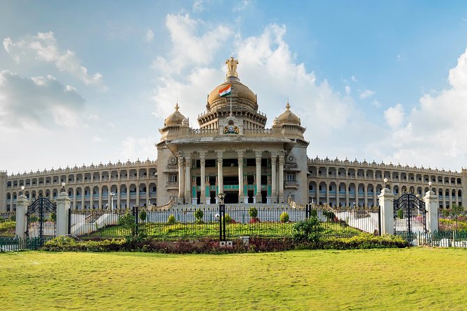 Bangalore Heritage and Cultural Walking Tour - Where the tour starts: Golden Square, then right into old Bangalore