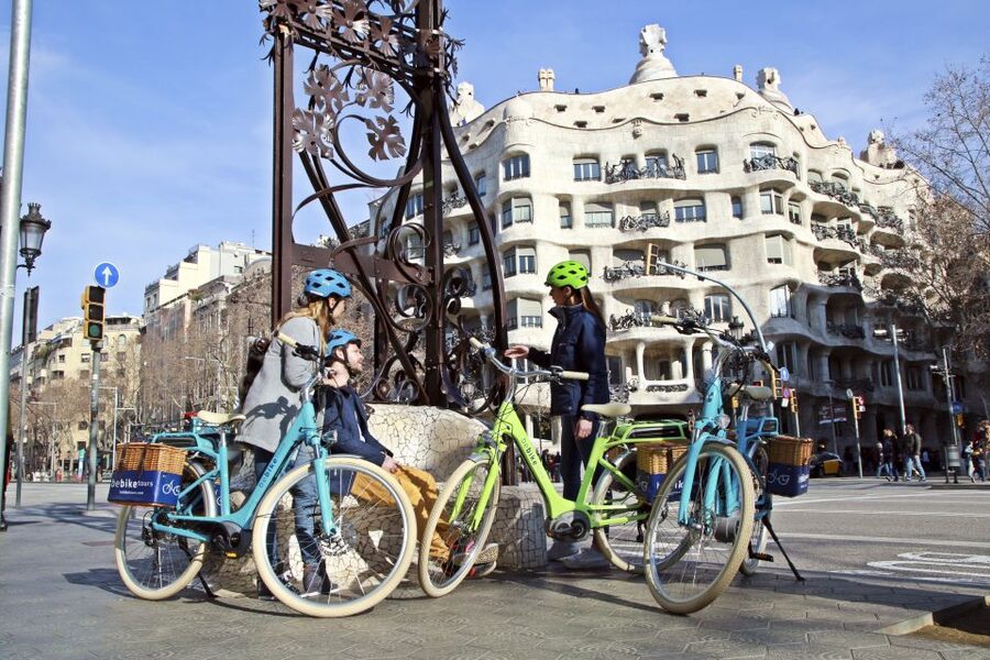 Barcelona: 2.5-Hour Bike or E-Bike Historical Tour - Plaça Sant Jaume: Where the City’s Power Feels Close