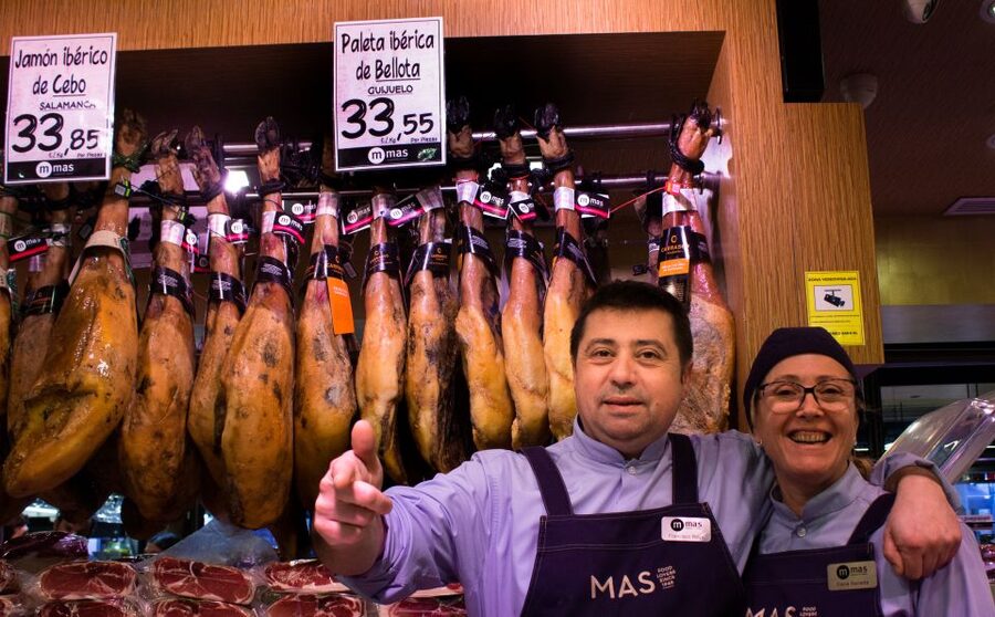 Barcelona: Market, Tasty Tapas/Food and Gothic History Tour - Catalan classics: botifarra, pa amb tomàquet, and seafood bites