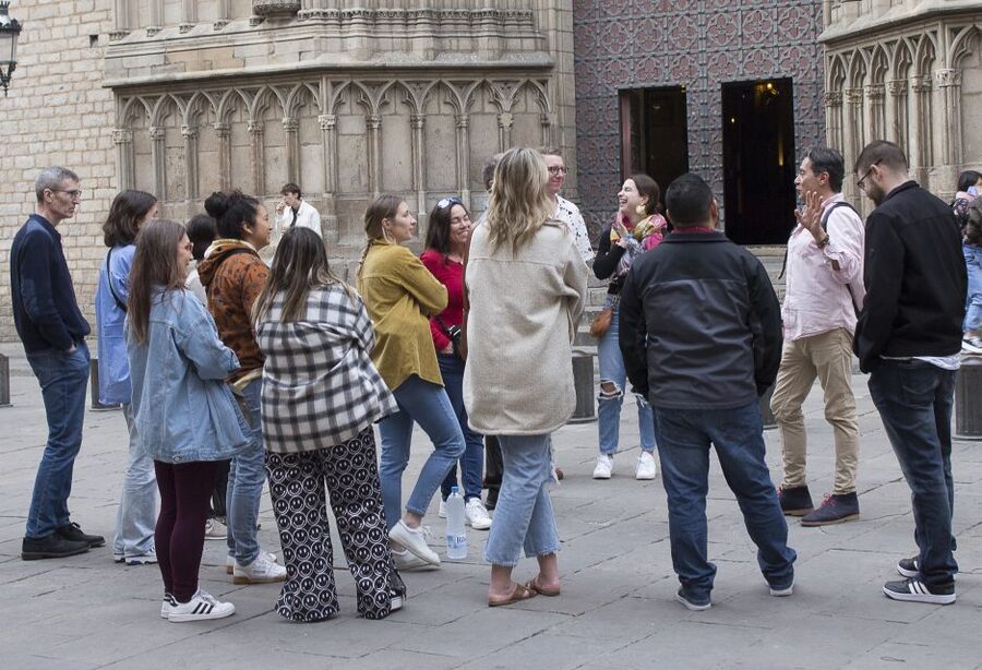 Barcelona: Market, Tasty Tapas/Food and Gothic History Tour - The porrón wine moment: messy fun, if you’re in the mood