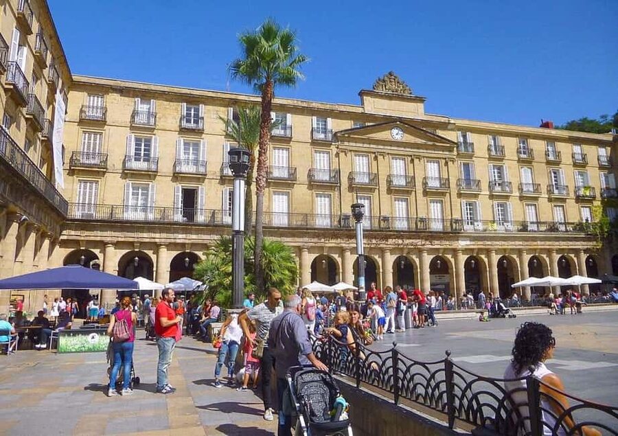 Bilbao Historical Tour in small group - Entering the old town at Arriagako Enparantza