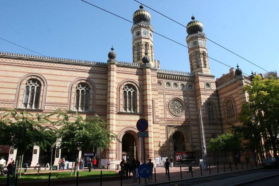 Budapest: Jewish Heritage Guided Tour with Synagogue Ticket - Starting point and getting oriented fast in the Pest Jewish Quarter