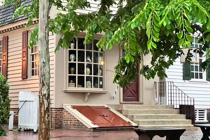 Colonial History Tour in Williamsburg Virginia - Small Group Energy: Why 35 People Matters in Williamsburg