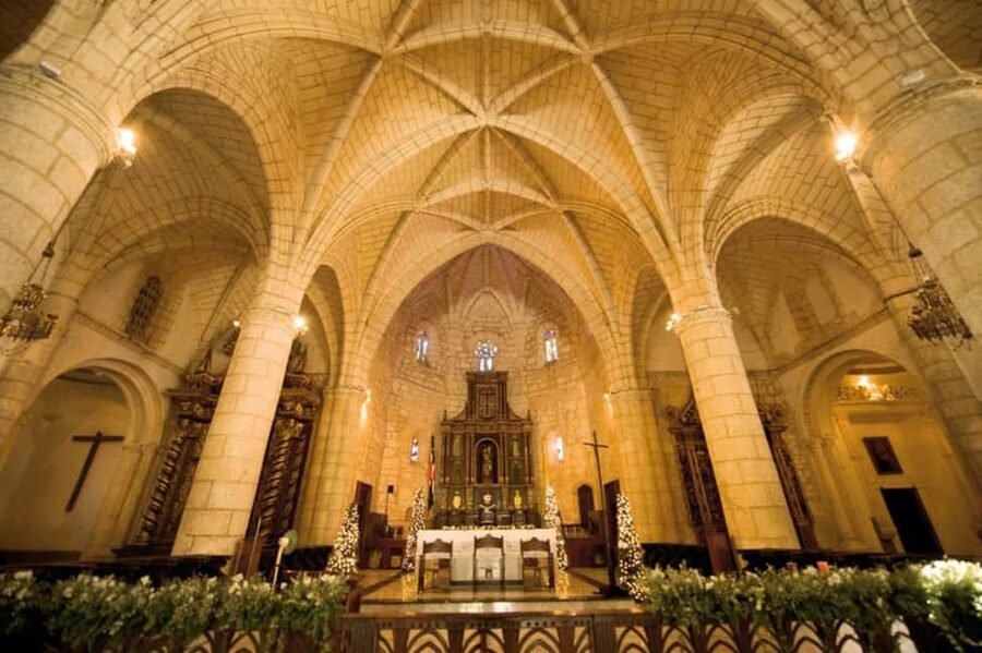 Colonial Zone: Historical Tour with a visit to the Columbus Lighthouse and Tres Ojos Park - Key stops you’ll hit: Cathedral area, Alcázar de Diego Colón, and the first street vibe