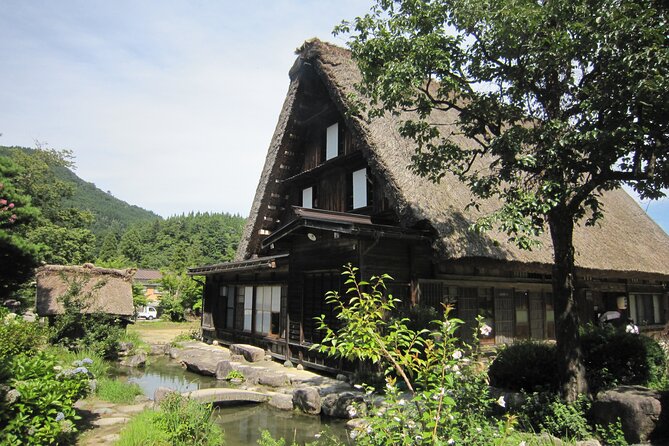 [Day trip bus tour from Kanazawa Station] Weekend only! World Heritage Shirakawago Day Bus Tour - Shopping and souvenirs: where the time fits in without derailing your walk