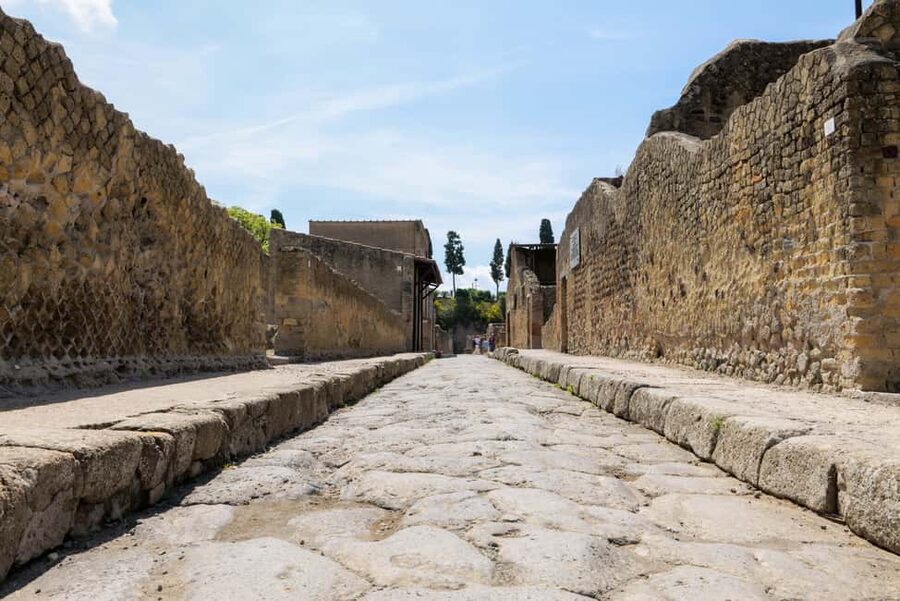 Discover Herculaneum: A guided tour of the ancient Roman city - Pairing Herculaneum with Vesuvius by bus (best for a full-day plan)