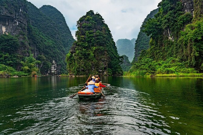 Discover Trang An Natural World Heritage, Bich Dong Pagoda, Cycling Day Tour - The road back to Hanoi: a long day, but a clean ending
