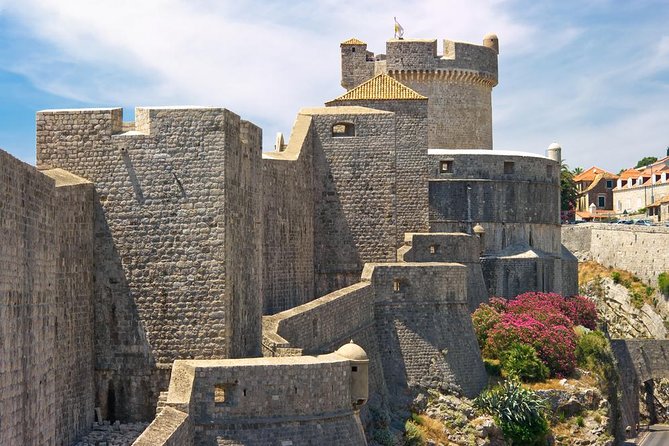Dubrovnik: Ancient City Walls & Wars Walking Tour - Where you meet by Pile Gate and how the Old Town start works