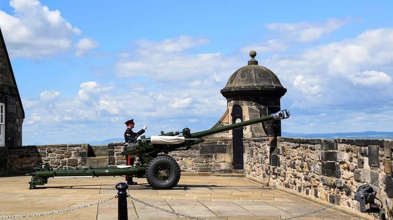 Edinburgh: Edinburgh Castle Guided History Tour with Tickets - Thomas Randolph and the cliffs: the castle in motion, not just still