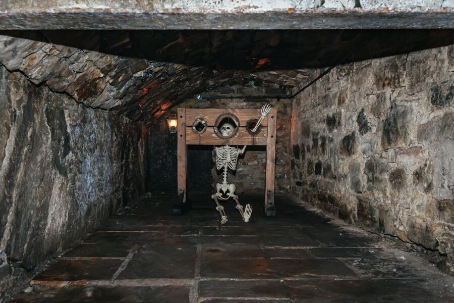 Edinburgh: Old Town and Underground Historical Tour - The Underground Vaults: The Stair Step Moment