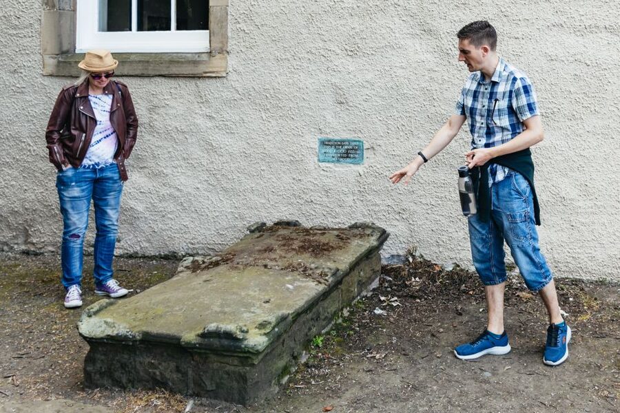 Edinburgh: Old Town and Underground Historical Tour - Back on the Royal Mile: Hidden Closes and Real Places