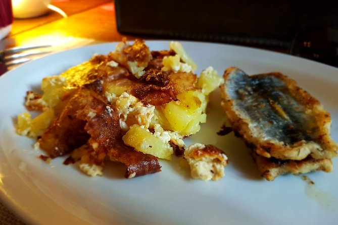 Estonian food, drinks and history tour - Stop 2: Olde Hansa Shoppe for medieval stories and spirit tastings