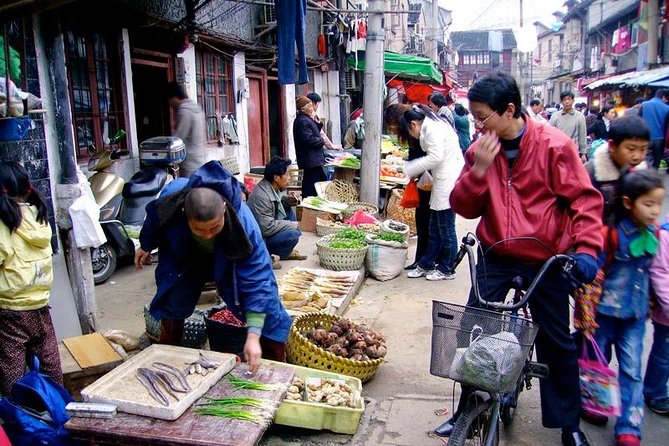 Explore Shanghai Ancient Downtown with Authentic Local Food - Yu Garden: A 900-Year-Old Bazaar in 20 Minutes