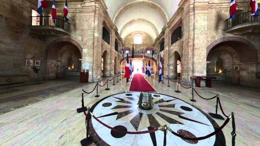 From Santo Domingo: Full day Historical Tour with Lunch - Alcázar de Colón and the cathedral zone: seeing power up close