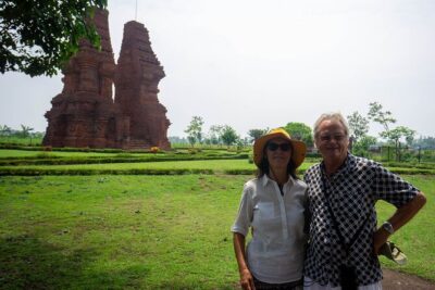 Half-Day Private Majapahit Historical Tour from Surabaya - Stop 1: Candi Wringinlawang and the Drama of a 50-Foot Gate