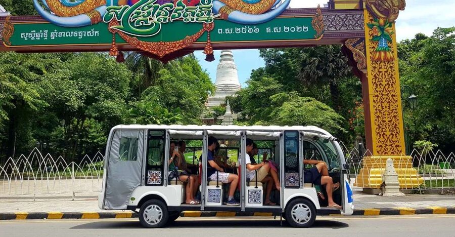 Heritage tour of Phnom Penh in electric bus - When your French-English guide style will feel best