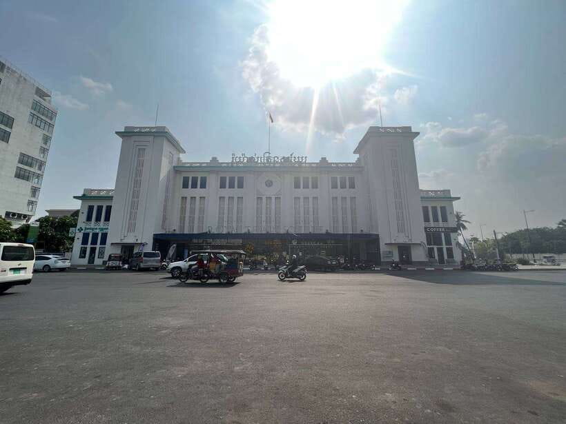 Heritage tour of Phnom Penh in electric bus - Three walk-in moments you’ll remember: temple, library, and art school