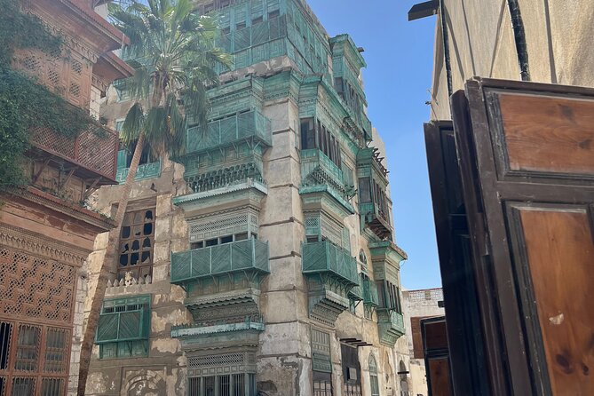 Historical & Heritage Tour in Jeddah Al Balad - Stop 3: Qabel Trail for Electronics, Perfumes, Spices, Dates, Honey