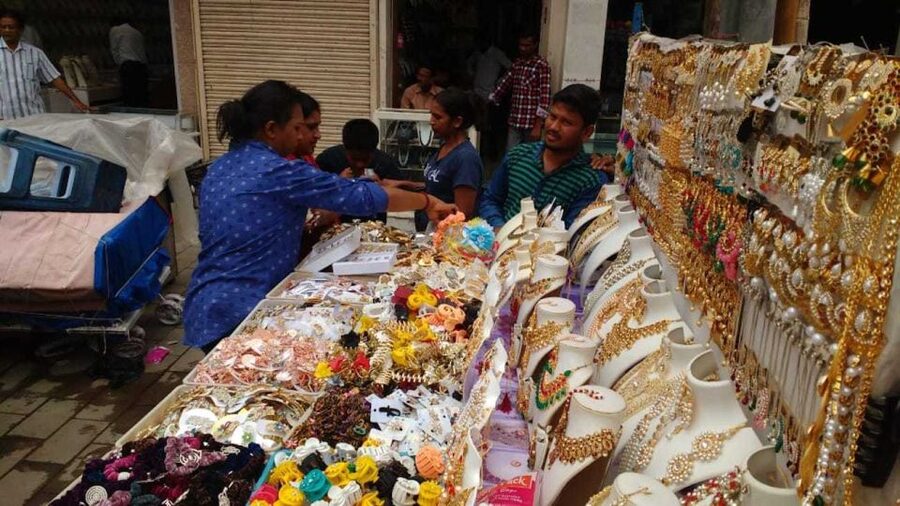 Hyderabad: Heritage Walking Tour of Old City and Charminar - Chowmahalla Palace: carvings, chandeliers, vintage cars, and the durbar hall