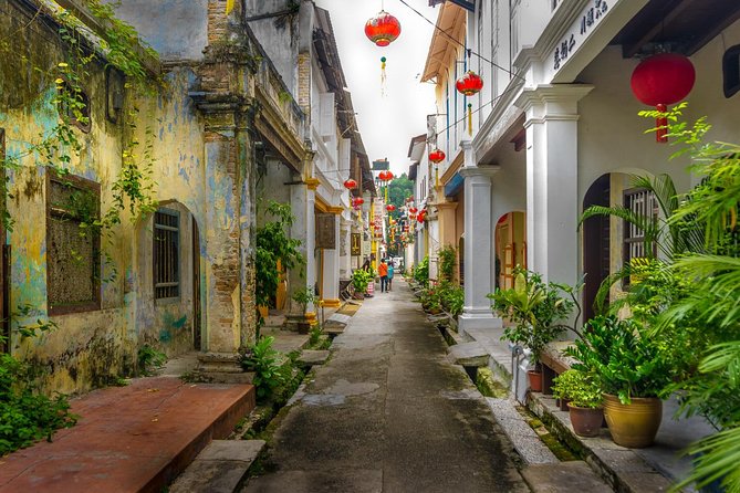 Ipoh Heritage & Orang Utan Island Day Tour from Kuala Lumpur - Perak Cave Temple: quick visit, big statue, and wall murals