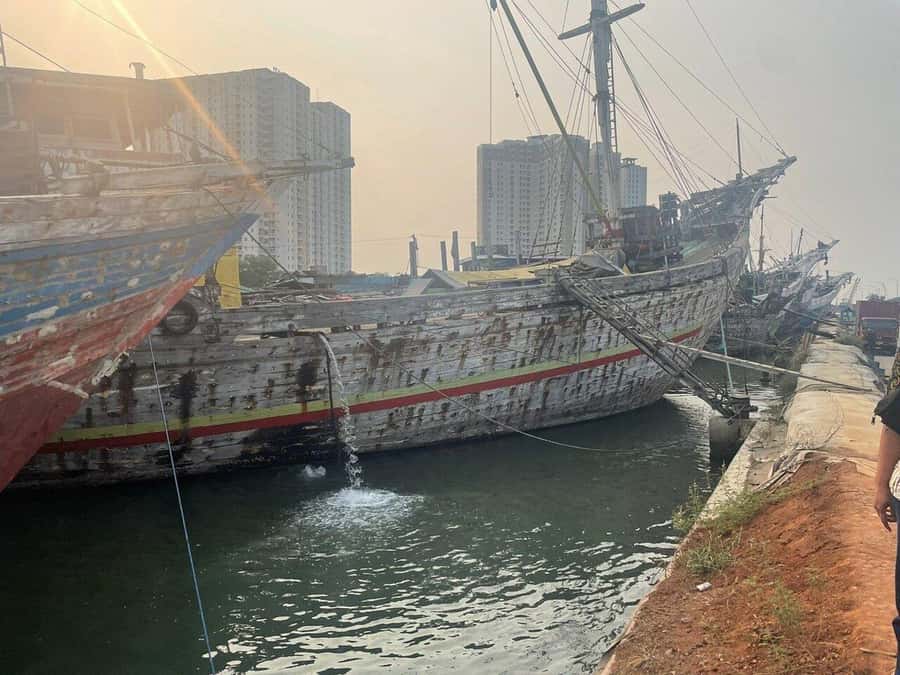 Jakarta: All-Inclusive Jakarta Heritage and Historical Tour - Sunda Kelapa Harbor: The Old Port That Still Ships