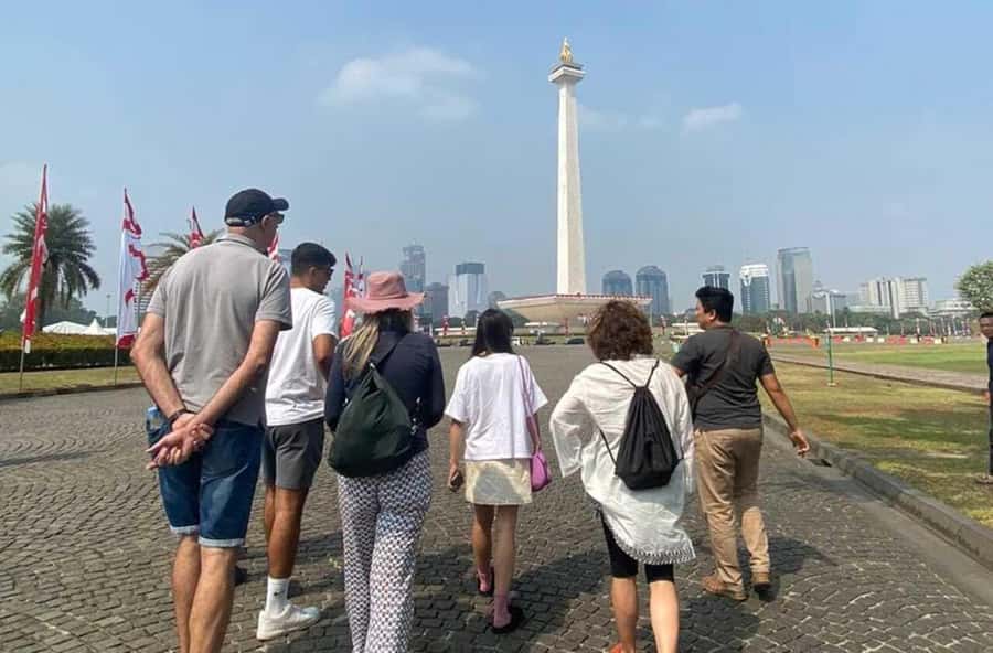 Jakarta: All-Inclusive Jakarta Heritage and Historical Tour - Getting Oriented at Merdeka Square