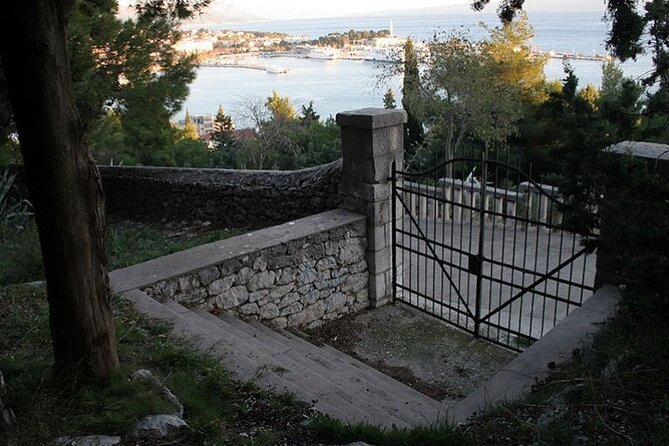 Jewish Heritage & Diocletian's Palace Private Split Tour - Narodni Trg memorial plaque: what happened in 1942