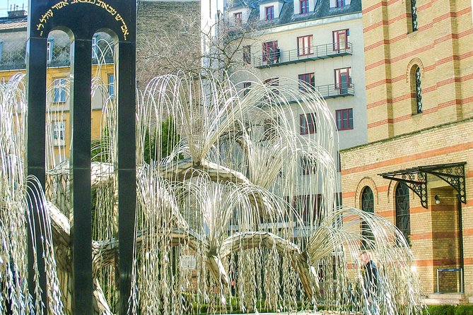 Jewish Heritage / Full tour - The memorial to the victims of the German invasion: where history meets argument