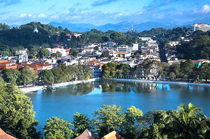Kandy Heritage City Tour by tuktuk - Kandy Lake: a calm break in the middle