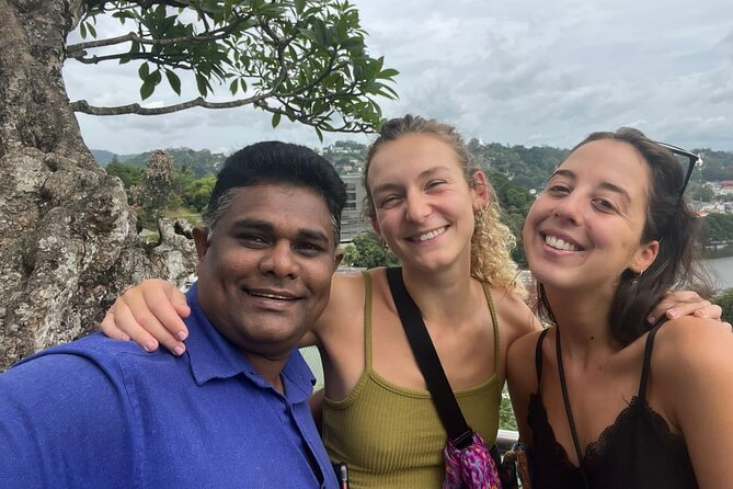 Kandy Heritage City Tour by tuktuk - Asgiriya Maha Viharaya: a temple stop with a quieter tone