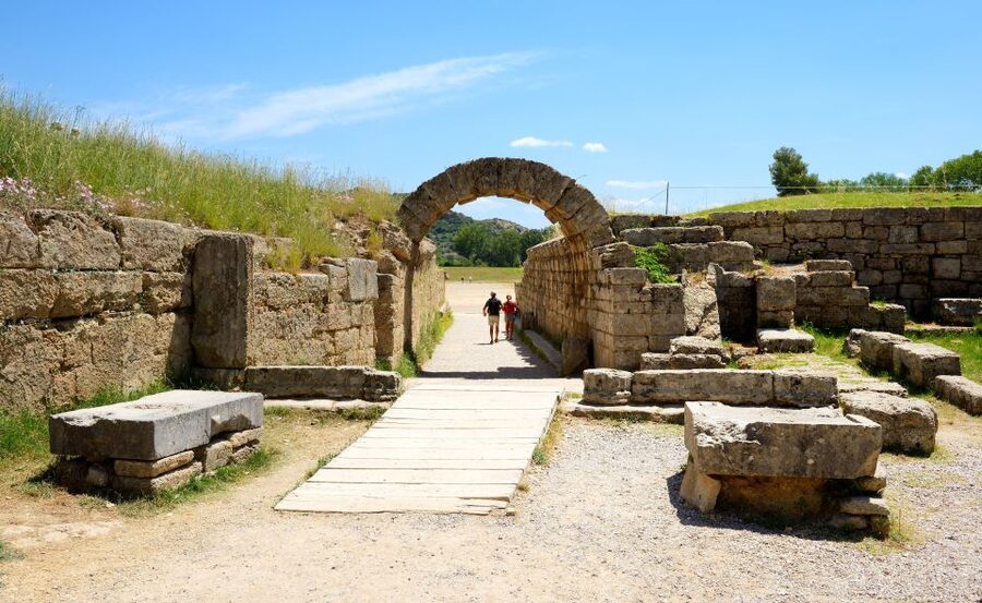 Katakolo Port: Transfer to Ancient Olympia and VR Audio Tour - The bus ride: when the app gets set up and why air-conditioning matters