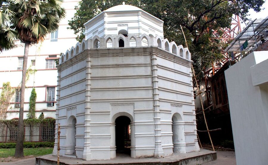 Kolkata: Guided Heritage Walking Tour - St John’s Church and the Last Supper painting (plus the Sunday switch)