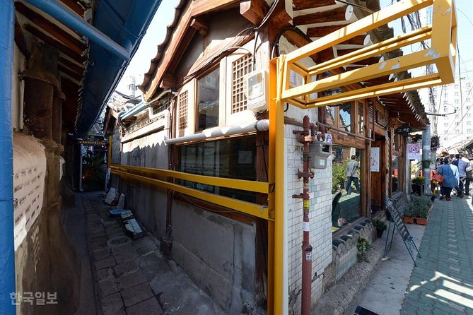 Korean History & Heritage Tour - Cheonggyecheon Stream: a city walk with built-in stories