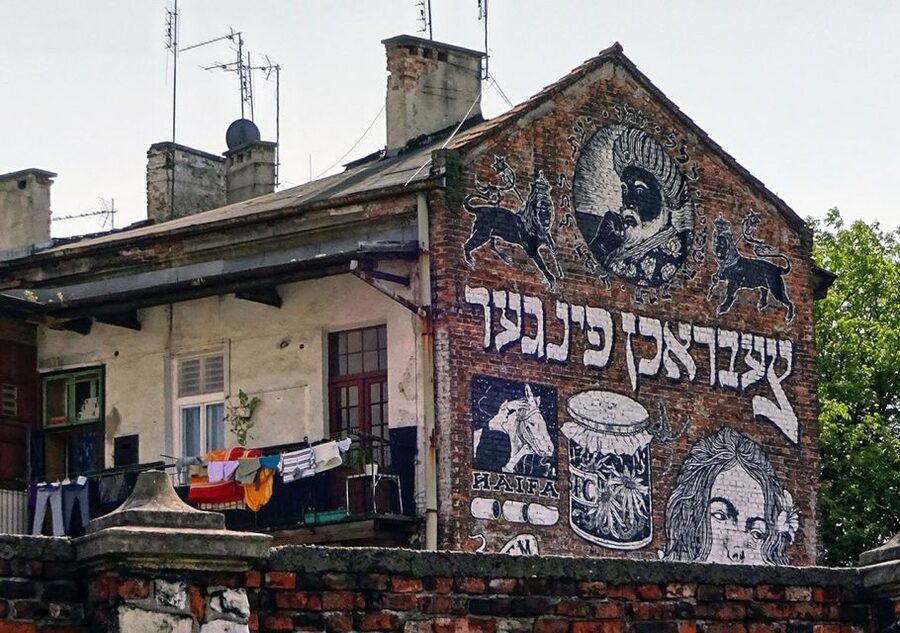 Krakow: Kazimierz District Jewish Heritage Tour - Remuh Synagogue: one stop where you should slow down