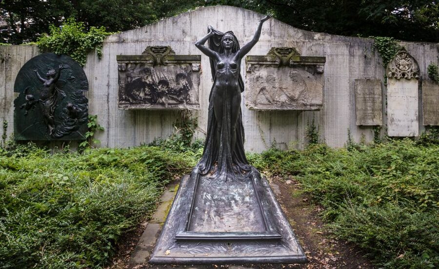 Leipzig Old Cemetery: 75-Minute Dark History Tour - The cast of characters: your gravedigger guide and the vibe