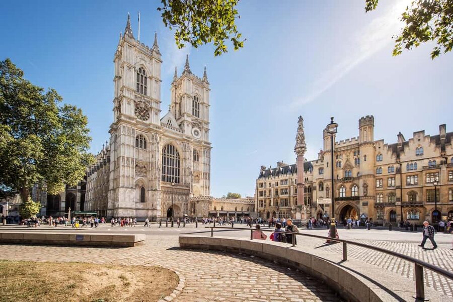 London: Westminster Abbey Tour with a Royal Heritage Guide - Inside the Gothic church: seeing the Abbey as one whole space