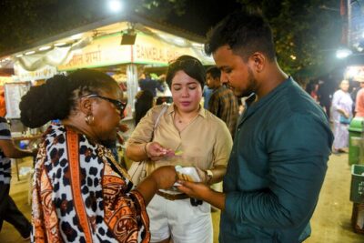 Mumbai Street Food & Bazaar Tour with Local Transport - Chowpatty to Minara Masjid: Beach Snacks and Mosque-Side Stops