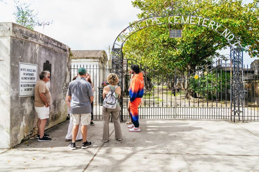 New Orleans: Garden District Food, Drinks & History Tour - Stop 3: beignets, king cake flavor, and cafe au lait or tea