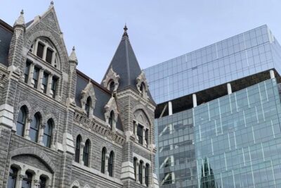 Offbeat History Tour of Richmond on a bus - Route highlights: Capitol Square Park to Byrd Theater area