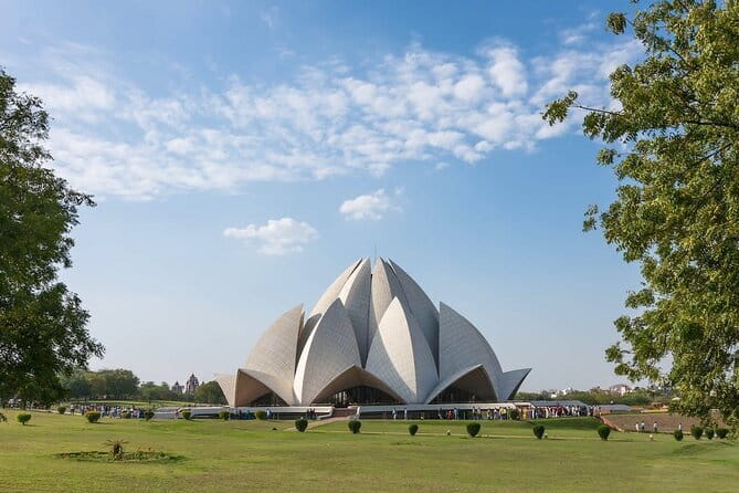 Old & New Delhi Tour : Monuments , Rickshaw Ride & Local Heritage - A One-Day Mix of Mughal, Sikh, and Temple Delhi
