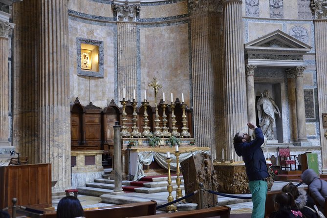 Pantheon Elite Guided Tour - Rome's Iconic Ancient Temple - Entering the Pantheon: Knees, Shoulders, and Your First Reality Check