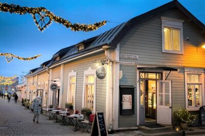 Porvoo Old Town&Riverside Heritage Guided Tour from Helsinki - Getting there: Kamppi pickup and the calm start