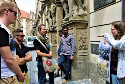Prague Old Town, Medieval Underground and Dungeon Historical Tour - Where the tour starts and how to find it fast