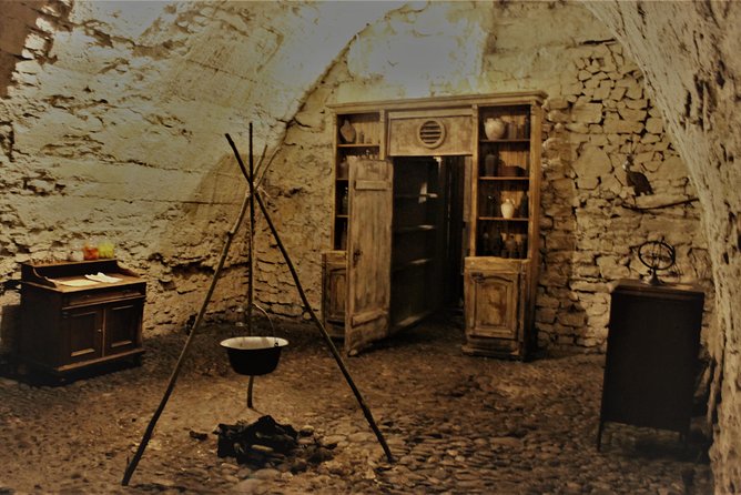 Prague Old Town, Medieval Underground and Dungeon Historical Tour - Stop 2: the secret alchemy laboratory angle
