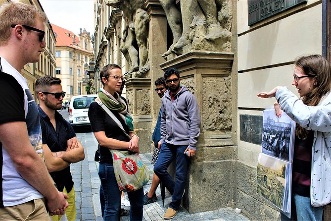 Prague Old Town, Medieval Underground and Dungeon Historical Tour - Where the tour starts and how to find it fast