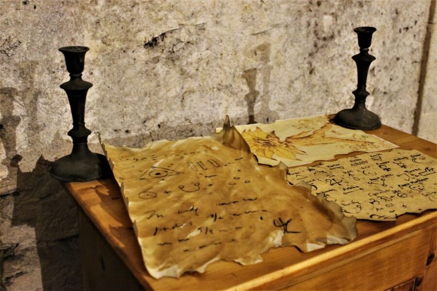 Prague: Oldtown, Medieval Underground & Dungeon History Tour - Meeting Point You Should Find Fast